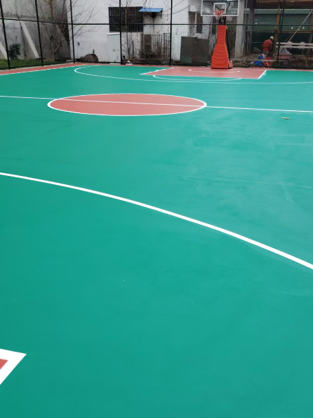 江都 球场长期使用易出现地面开裂